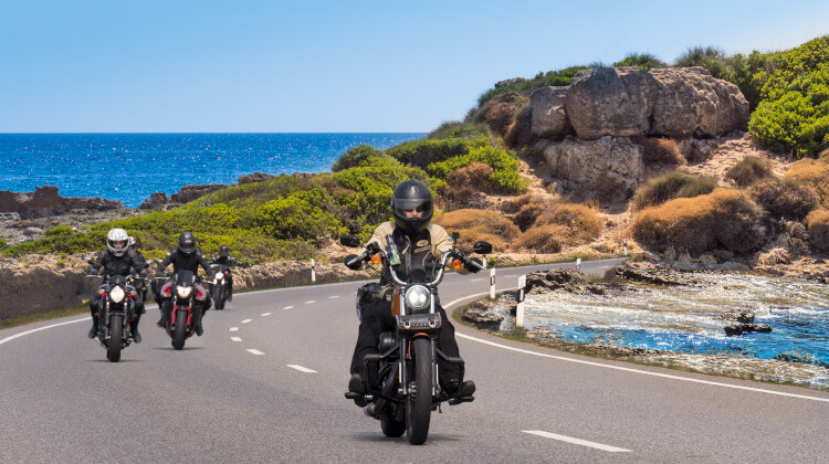 ツーリングのマストアイテムであるインカムの選び方